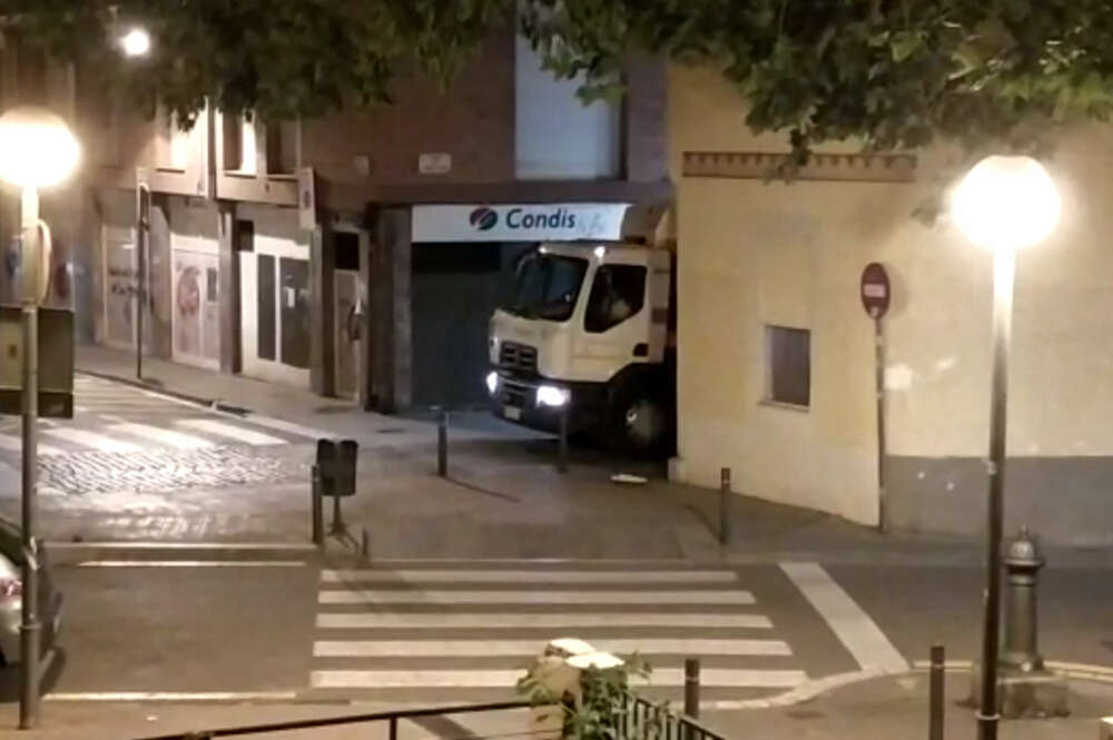 Un camión de basuras que recoge residuos con el puerta a puerta de Sant Andreu a altas horas de la noche / Cedida