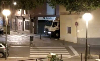 Un camión de basuras que recoge residuos con el puerta a puerta de Sant Andreu a altas horas de la noche / Cedida