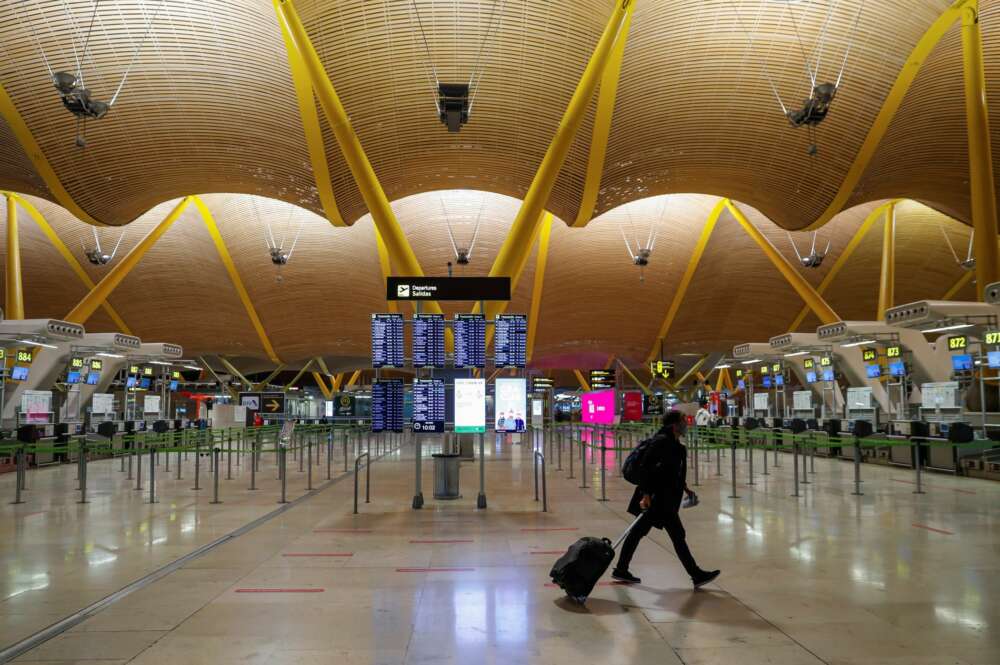 La terminal T4 del aeropuerto de Barajas en Madrid. EFE/ Emilio Naranjo/Archivo
