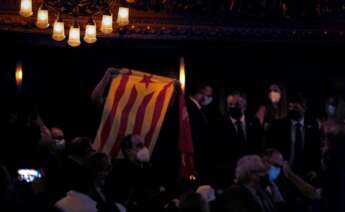 Una persona muestra una bandera independentista durante la conferencia que el presidente del Gobierno, Pedro Sánchez, pronuncia en el Teatre del Liceu de Barcelona ante representantes políticos y de la sociedad civil, en vísperas de los posibles indultos a los líderes del procés presos. EFE/Toni Albir