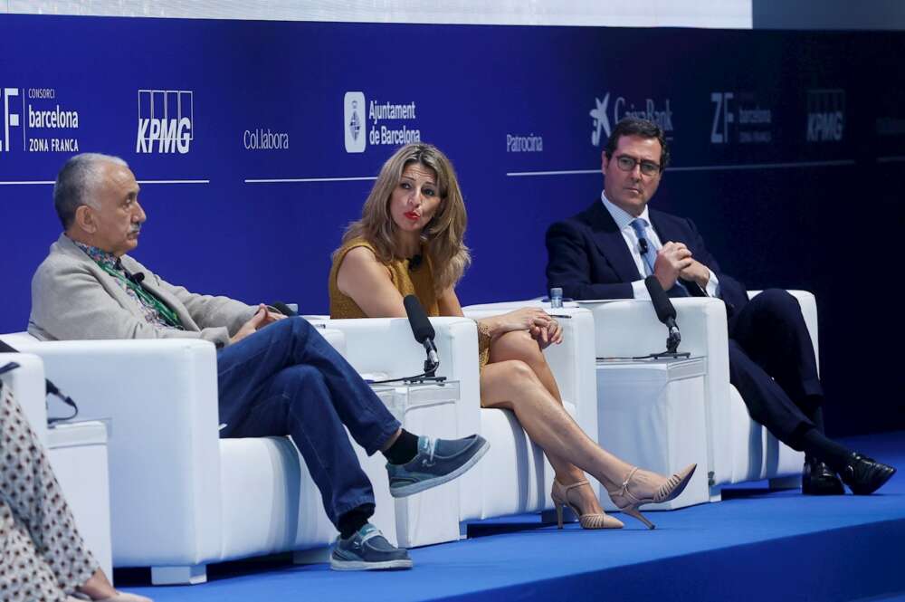 La vicepresidenta tercera y ministra de Trabajo, Yolanda Díaz (c), junto el presidente de la CEOE, Antonio Garamendi (d) , y el secretario general de la UGT, Jose María Álvarez participa en la segunda jornada de la Reunión del Cercle de Economía desde donde ha hecho este jueves un llamamiento a los empresarios a "cambiar la cultura de la precariedad" y, así, los ha emplazado a crear un "pacto" contra ella, pues aún está "grabada a fuego" en España, ha lamentado.EFE/Quique García