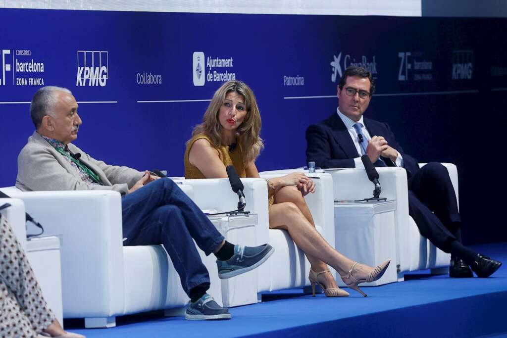 La vicepresidenta tercera y ministra de Trabajo, Yolanda Díaz (c), junto el presidente de la CEOE, Antonio Garamendi (d) , y el secretario general de la UGT, Jose María Álvarez participa en la segunda jornada de la Reunión del Cercle de Economía desde donde ha hecho este jueves un llamamiento a los empresarios a "cambiar la cultura de la precariedad" y, así, los ha emplazado a crear un "pacto" contra ella, pues aún está "grabada a fuego" en España, ha lamentado.EFE/Quique García