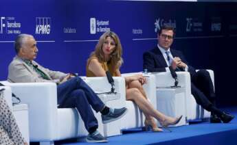 La vicepresidenta tercera y ministra de Trabajo, Yolanda Díaz (c), junto el presidente de la CEOE, Antonio Garamendi (d) , y el secretario general de la UGT, Jose María Álvarez participa en la segunda jornada de la Reunión del Cercle de Economía desde donde ha hecho este jueves un llamamiento a los empresarios a "cambiar la cultura de la precariedad" y, así, los ha emplazado a crear un "pacto" contra ella, pues aún está "grabada a fuego" en España, ha lamentado.EFE/Quique García