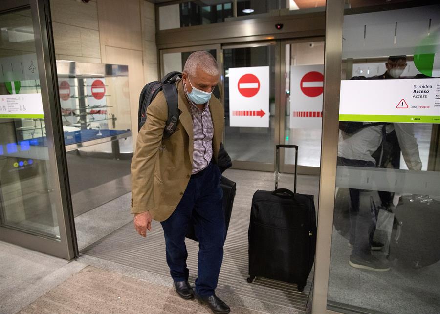 Personal de confianza de Brahim Gahi a la entrada del aeropuerto de Pamplona en Noáin. EFE/Villar López