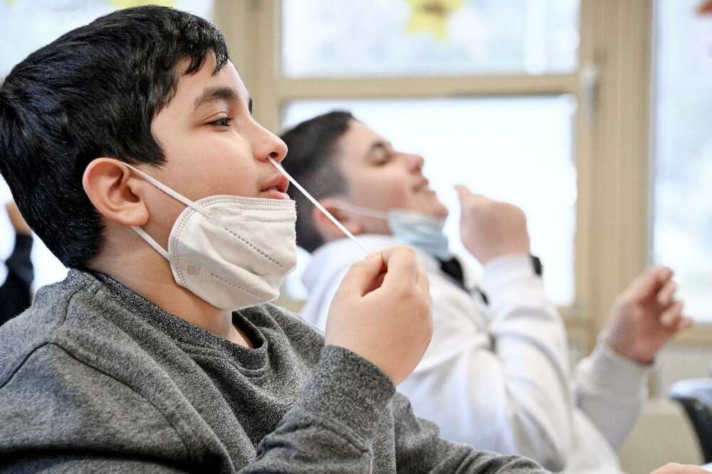 Imagen de archivo de unos niños haciéndose una prueba diagóstica de coroanvirus./ EFE/EPA/SASCHA STEINBACH/Archivo