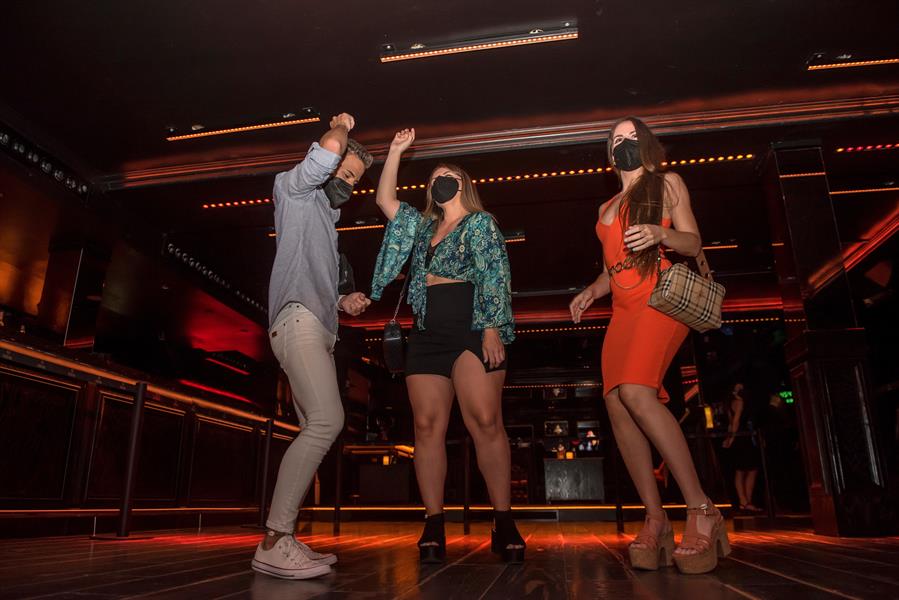Un grupo de jóvenes baila hoy, en el local Social Club de Palma de Mallorca (España). Palma comienza este sábado Plan Piloto para la apertura de discotecas. EFE/ Atienza