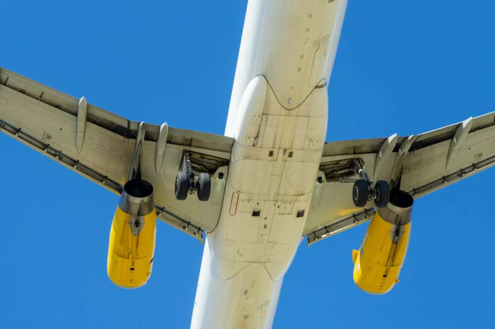 Un avión de Vueling sobrevolando el aeropuerto de Barcelona-El Prat. Foto: Gerard Pijoan