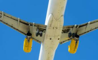 Un avión de Vueling sobrevolando el aeropuerto de Barcelona-El Prat. Foto: Gerard Pijoan