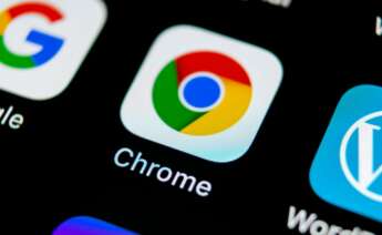 El icono de Google Chrome en la pantalla de un móvil. Foto: Freepik.