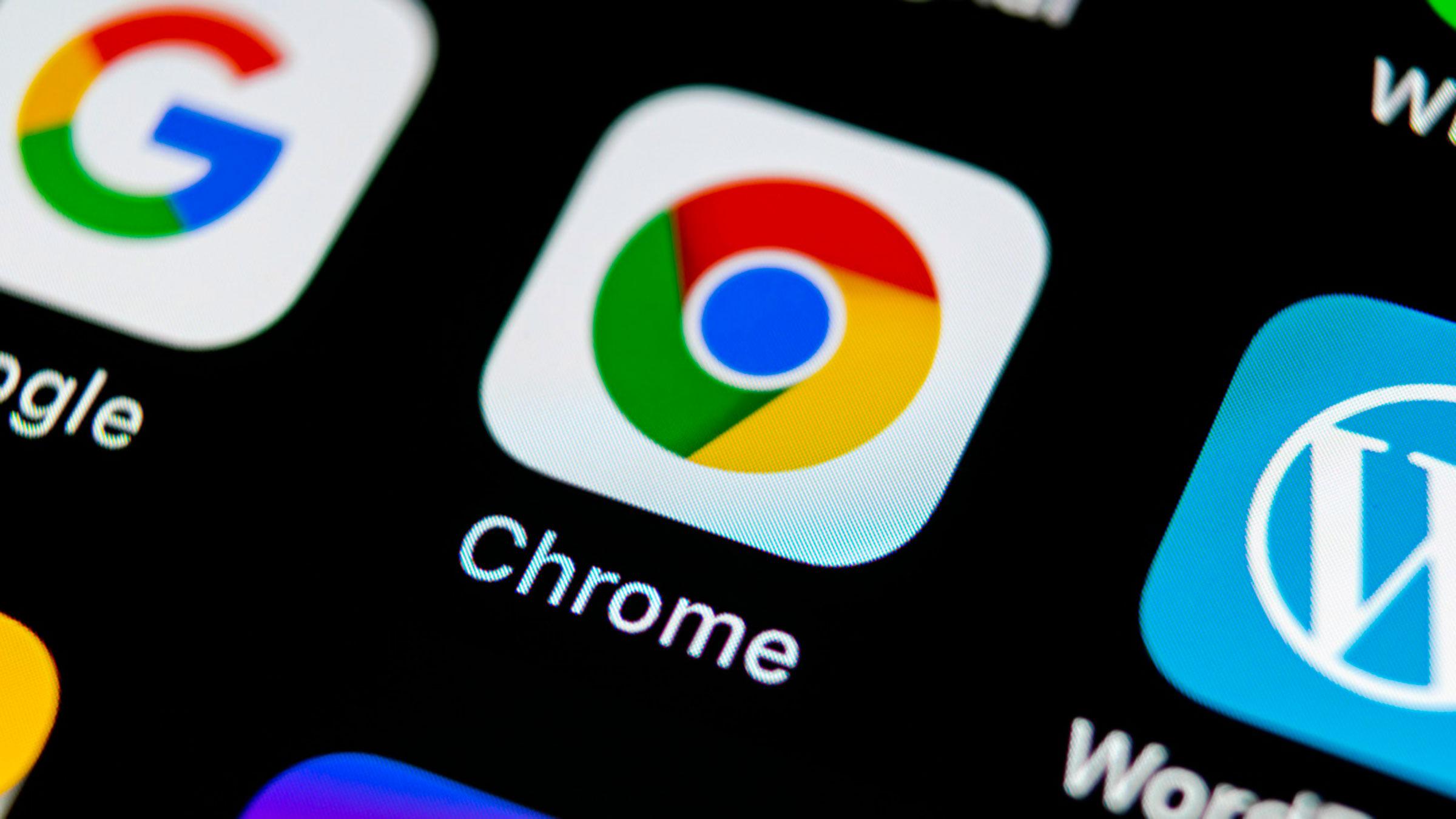 El icono de Google Chrome en la pantalla de un móvil. Foto: Freepik.