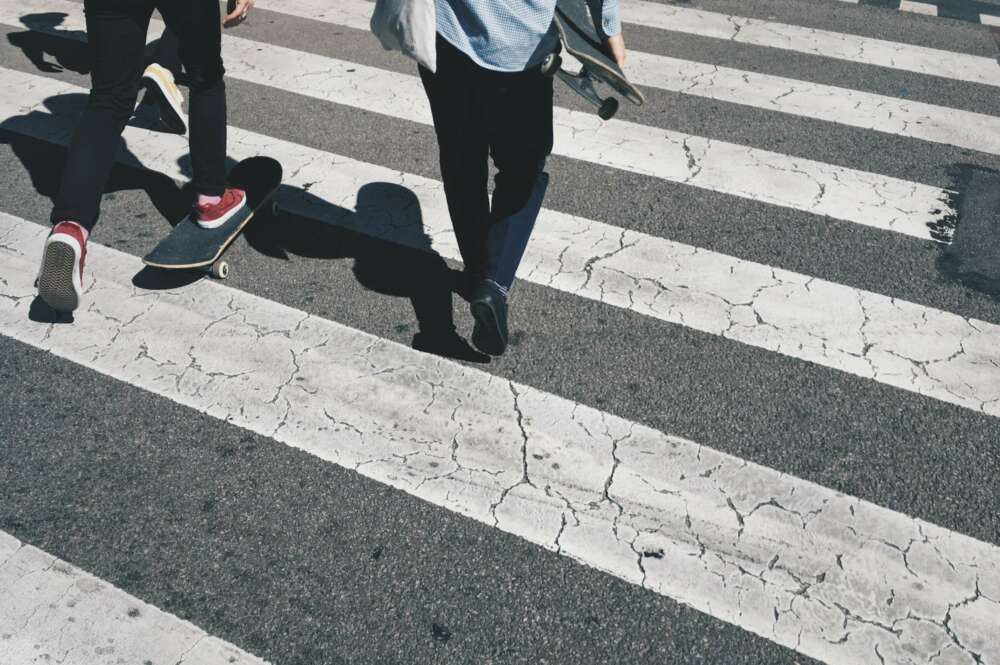 Jóvenes cruzando una calle de Barcelona. Foto: Max Tarkhov