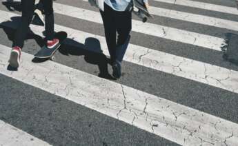 Jóvenes cruzando una calle de Barcelona. Foto: Max Tarkhov