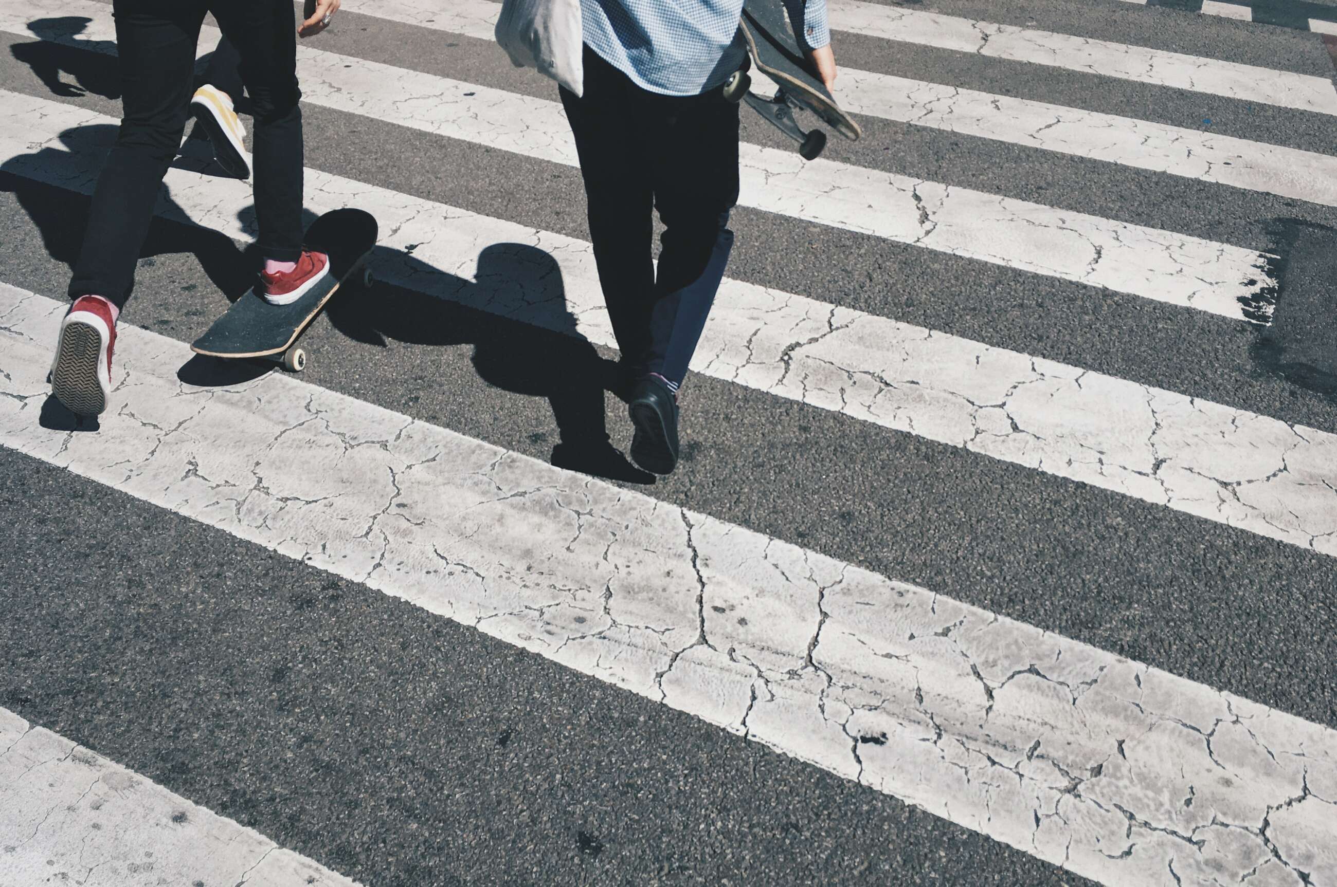 Jóvenes cruzando una calle de Barcelona. Foto: Max Tarkhov