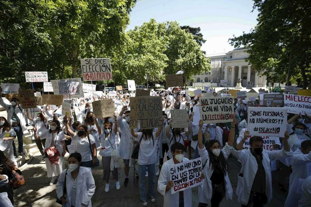 Médicos Internos Residentes (MIR) protestan a las puertas del Ministerio de Sanidad en Madrid, el pasado mes de mayo. EFE/Javier Lizon/Archivo