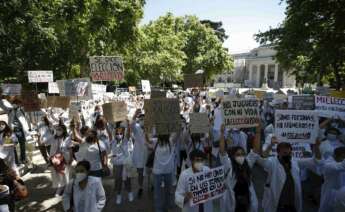 Médicos Internos Residentes (MIR) protestan a las puertas del Ministerio de Sanidad en Madrid, el pasado mes de mayo. EFE/Javier Lizon/Archivo