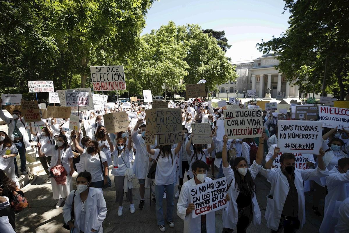 Médicos Internos Residentes (MIR) protestan a las puertas del Ministerio de Sanidad en Madrid, el pasado mes de mayo. EFE/Javier Lizon/Archivo