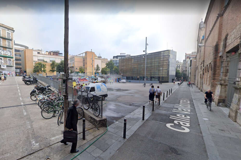 Plaza Terenci Moix de Barcelona, en el barrio del Raval, donde se ha producido la agresión al joven alemán / Google Maps