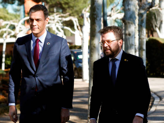 Pedro Sánchez y Pere Aragonès, llegando a la primera reunión de la mesa de diálogo. (EFE)