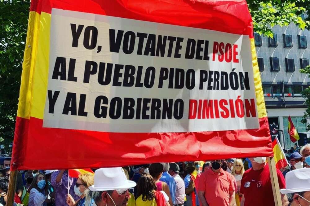 Votantes del PSOE en la manifestación de este domingo en Colón en contra de los indultos. Foto: Nuria Val/ED