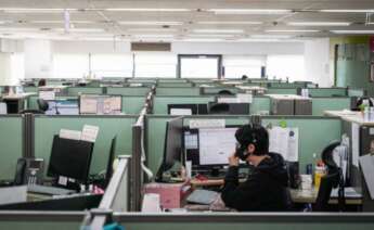 Trabajadores en una oficina durante la pandemia de coronavirus. / EFE
