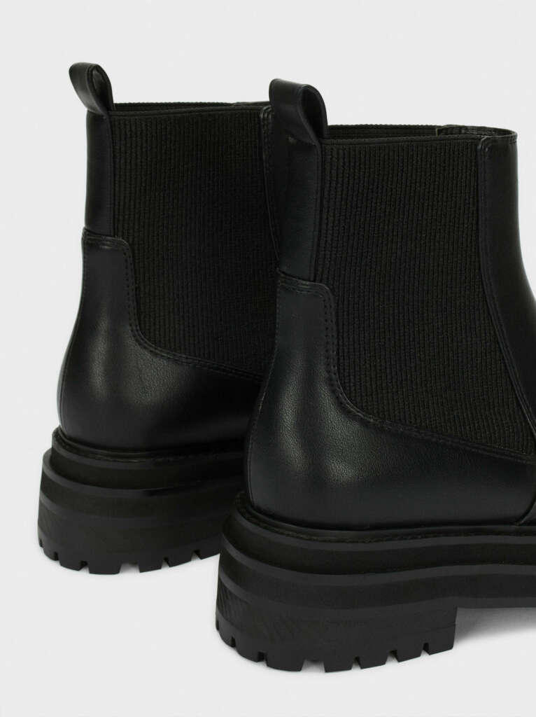 El chollo de Parfois es llevarte la reinterpretación 'low cost' de las botas  Prada de 850 euros
