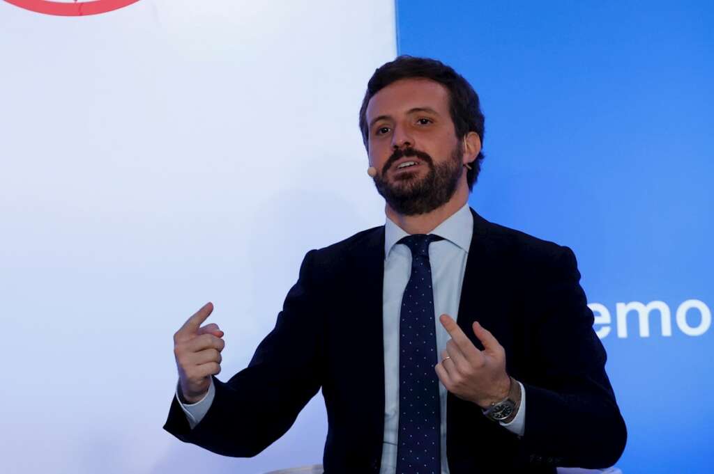 El líder del Partido Popular, Pablo Casado, participa en la clausura del curso de verano del Partido Popular Europeo del Real Centro Universitario María Cristina, este jueves, en la localidad madrileña de El Escorial. EFE/Zipi