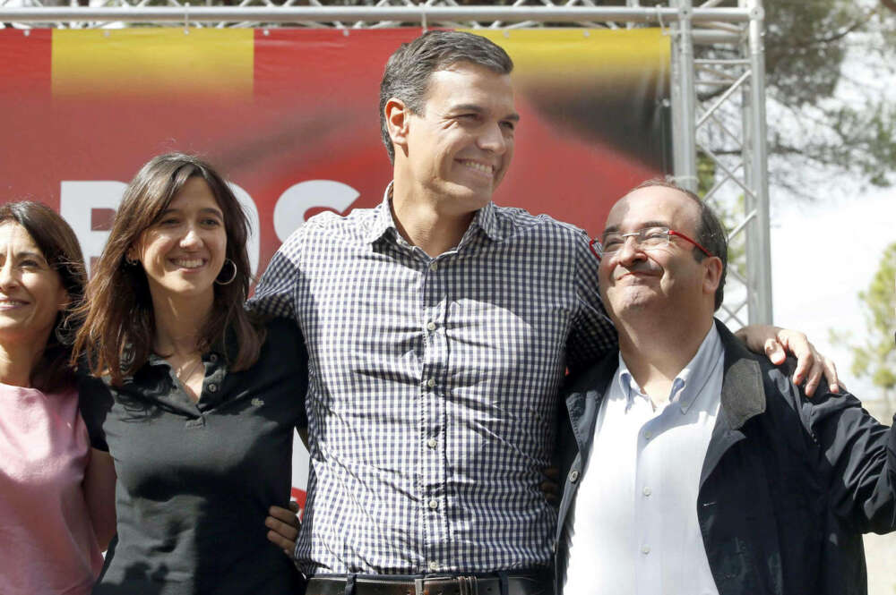 El exsecretario general del PSOE, Pedro Sánchez, en la fiesta de la Rosa, junto a la alcaldesa de Santa Coloma, Núria Parlón, el líder del PSC, Miquel Iceta (d) y la ya ex alcaldesa de Gavà y nueva ministra, Raquel Sánchez (i). (EFE)