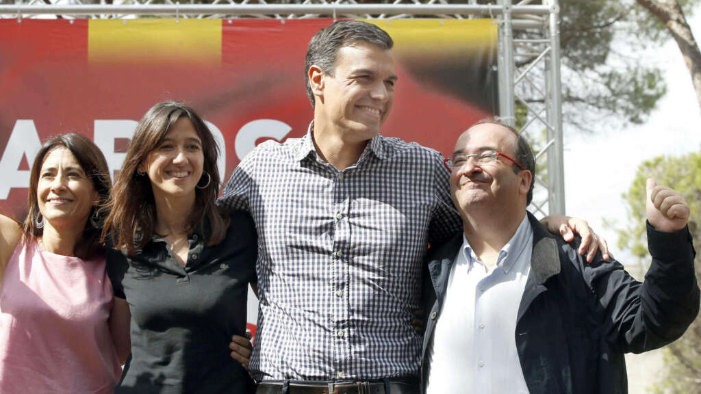 El exsecretario general del PSOE, Pedro Sánchez, en la fiesta de la Rosa, junto a la alcaldesa de Santa Coloma, Núria Parlón, el líder del PSC, Miquel Iceta (d) y la ya ex alcaldesa de Gavà y nueva ministra, Raquel Sánchez (i). (EFE)