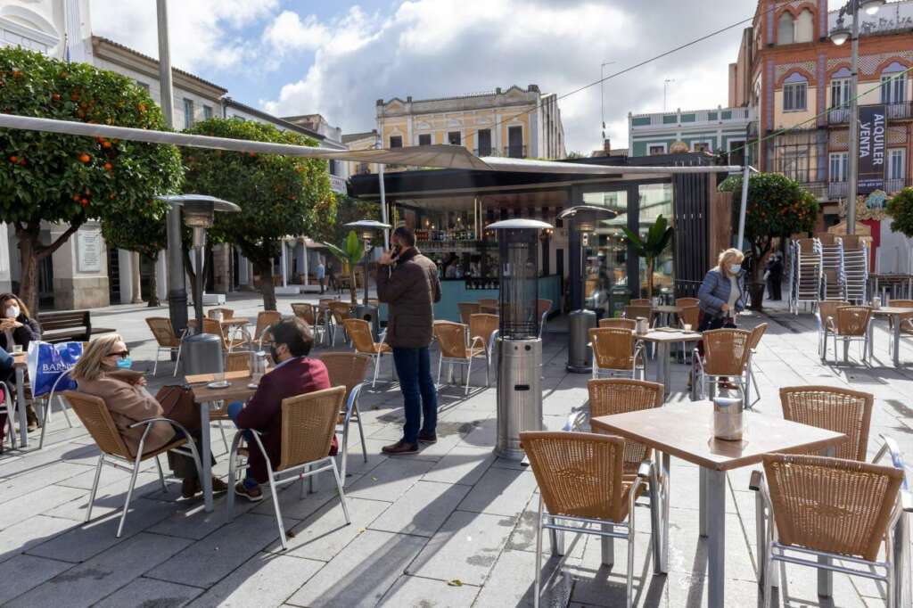 España, en alerta máxima por covid: solo una provincia se salva. En la imagen se ven clientes en la terraza de un bar en Mérida. EFE/Jero Morales/Archivo