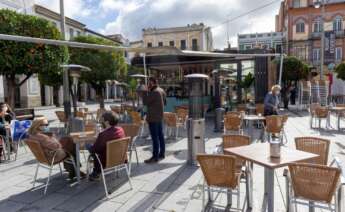 España, en alerta máxima por covid: solo una provincia se salva. En la imagen se ven clientes en la terraza de un bar en Mérida. EFE/Jero Morales/Archivo