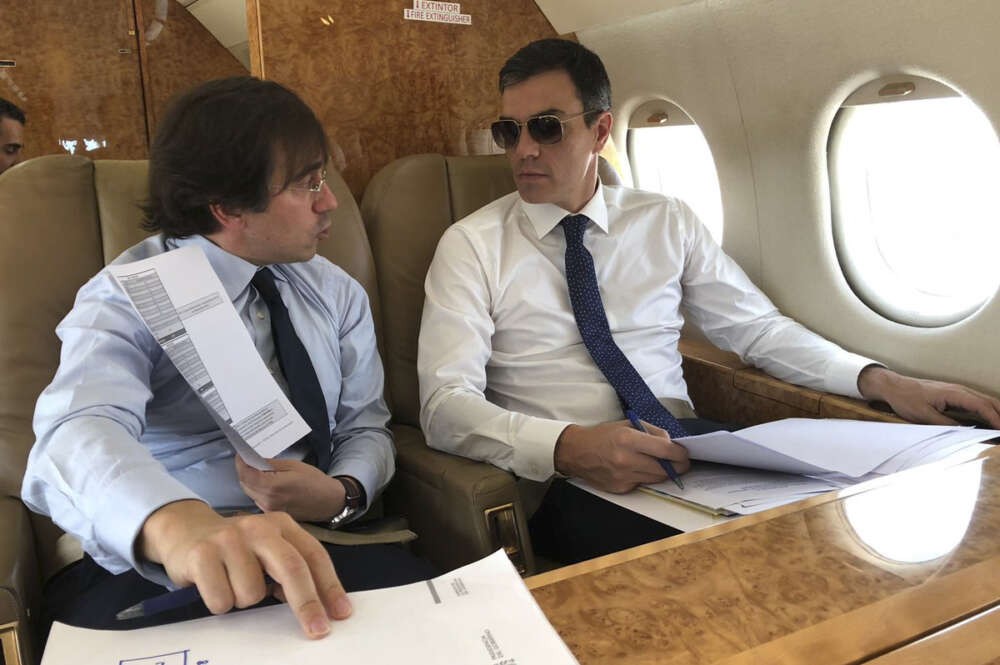 José Manuel Albares, junto a Pedro Sánchez viajando a una cumbre de Bruselas. // Pool Moncloa