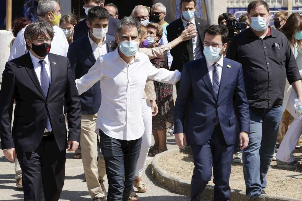 La plana mayor del independentismo, con el presidente de la Generalitat de Catalunya, Pere Aragonès (d), el presidente de JxCat, Carles Puigdemont (i), y el líder de ERC, Oriol Junqueras (d) y Jordi Cuixart (c), a la cabeza, asistieron este mediodía al acto de conmemoración del 60 aniversario de Òmnium Cultural en la población de Elna (Francia). EFE/Quique Garcia