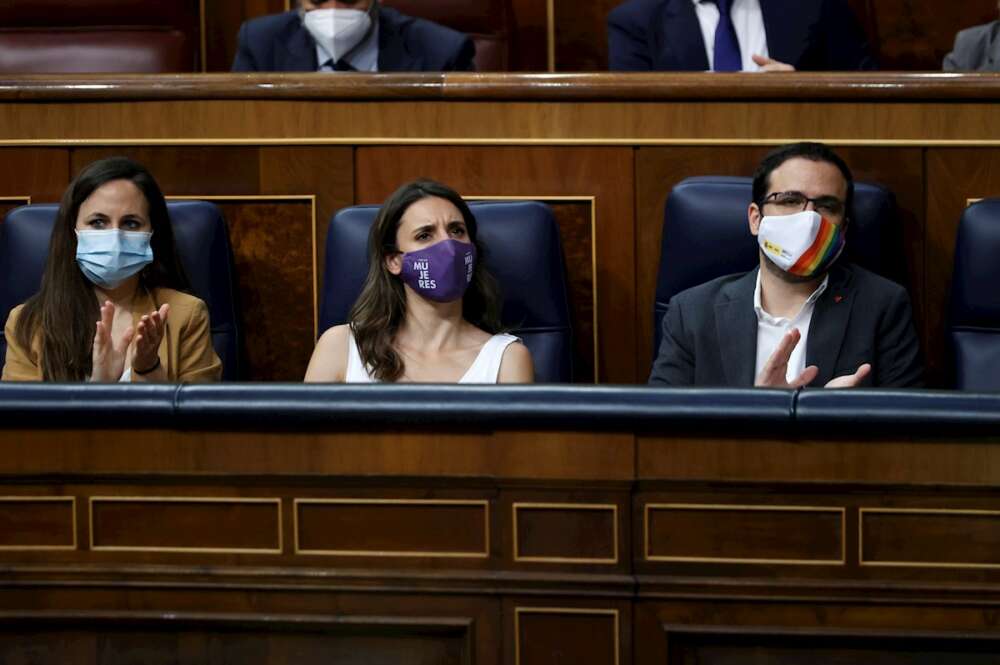 La ministra de Derechos Sociales y Agenda 2030, Ione Belarra, la ministra de Igualdad, Irene Montero y el ministro de Consumo, Alberto Garzón durante el pleno del Congreso. Foto: EFE/Emilio Naranjo