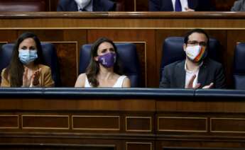 La ministra de Derechos Sociales y Agenda 2030, Ione Belarra, la ministra de Igualdad, Irene Montero y el ministro de Consumo, Alberto Garzón durante el pleno del Congreso. Foto: EFE/Emilio Naranjo