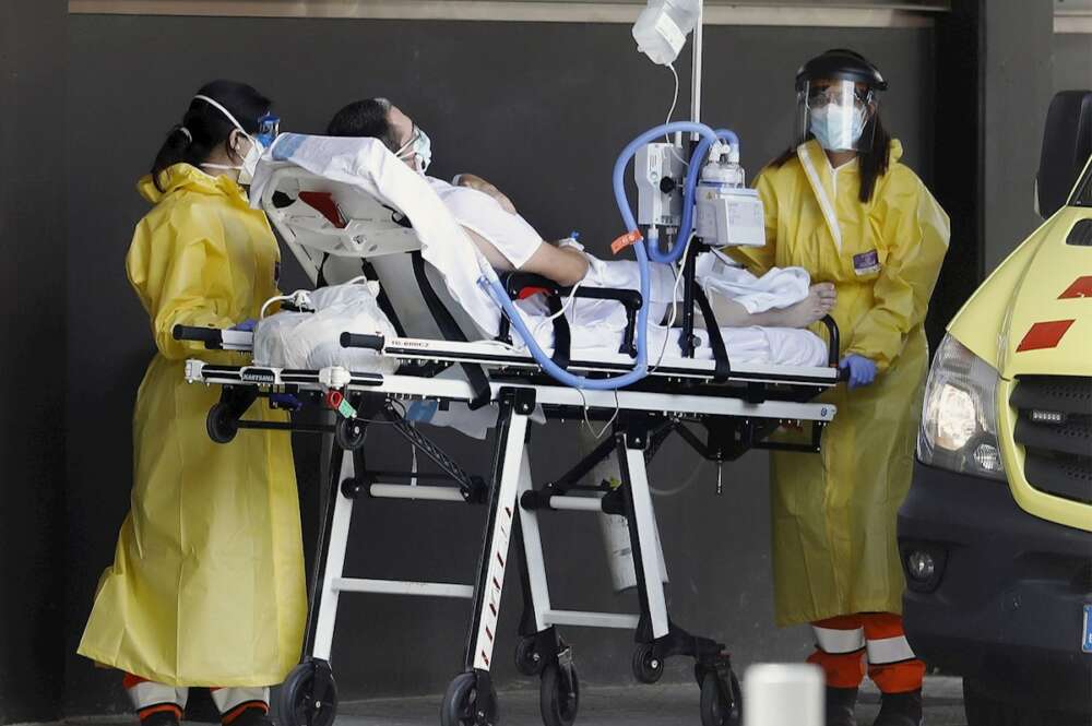 Un enfermo de Covid-19 es llevado este domingo al edificio Delta del Hospital Universitario de Bellvitge, Barcelona, en donde se ingresan exclusivamente pacientes con sintomas o enfermos por la pandemia. EFE/ Andreu Dalmau