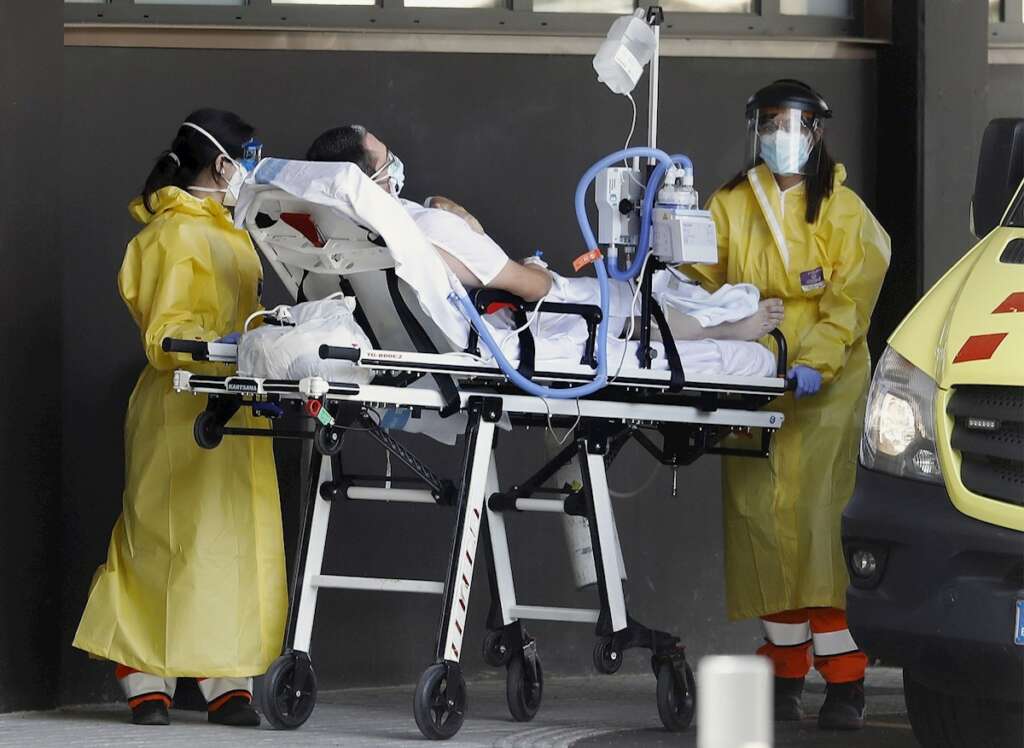 Un enfermo de Covid-19 es llevado este domingo al edificio Delta del Hospital Universitario de Bellvitge, Barcelona, en donde se ingresan exclusivamente pacientes con sintomas o enfermos por la pandemia. EFE/ Andreu Dalmau