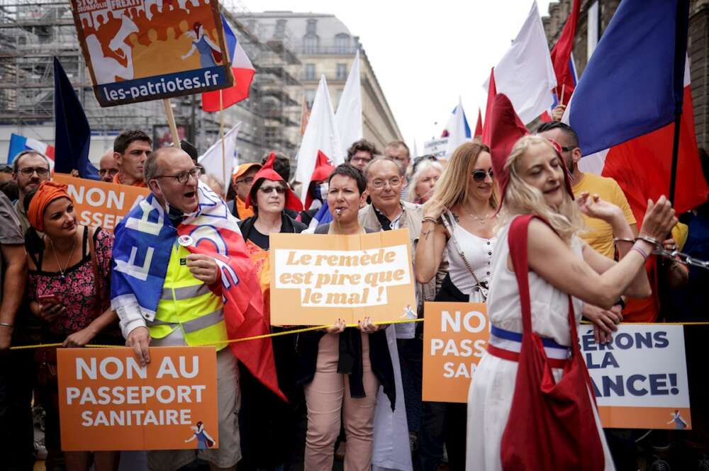 Miles de personas se manifiestan en París este sábado contra la vacunación covid. EFE/EPA/YOAN VALAT