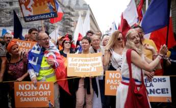 Miles de personas se manifiestan en París este sábado contra la vacunación covid. EFE/EPA/YOAN VALAT
