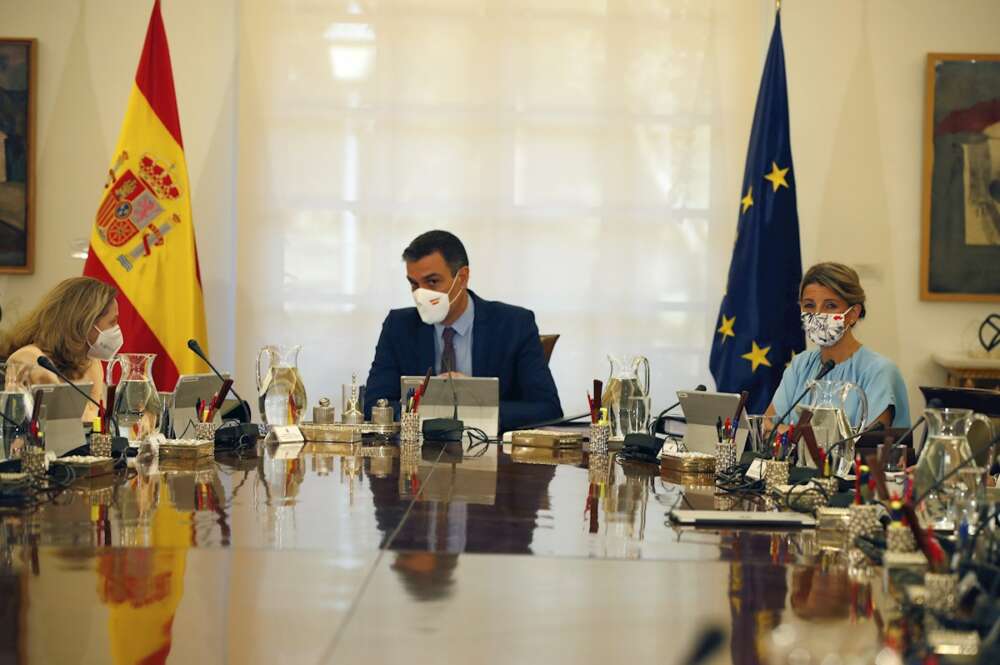 Las vicepresidentas Nadia Calviño y Yolanda Díaz junto al presidente Pedro Sánchez en el Consejo de Ministros. Foto: EFE/Javier Lizón