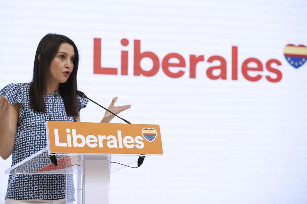 La presidenta de Ciudadanos, Inés Arrimadas, en rueda de prensa tras la reunión del Comité Ejecutivo de Ciudadanos, este lunes en Madrid. EFE/Javier Lizón