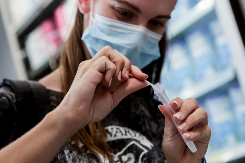 El stock de test de antígenos en farmacias peligra por el exceso de demanda. En la imagen, una monitora de colonias prueba uno de los autotests de antígenos que se distribuyen en la farmácia Bagaría Casanova de l´Hospitalet de Llobregat. EFE/Quique Garcia