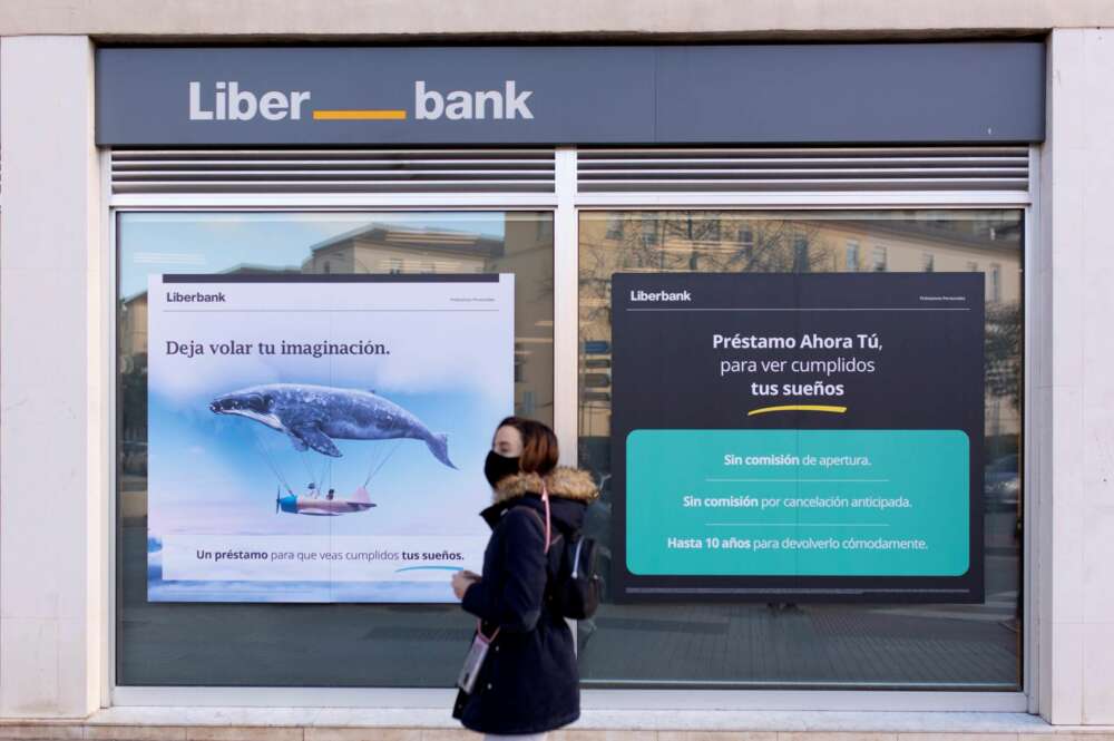 Fachada de una sucursal de Liberbank en Málaga.