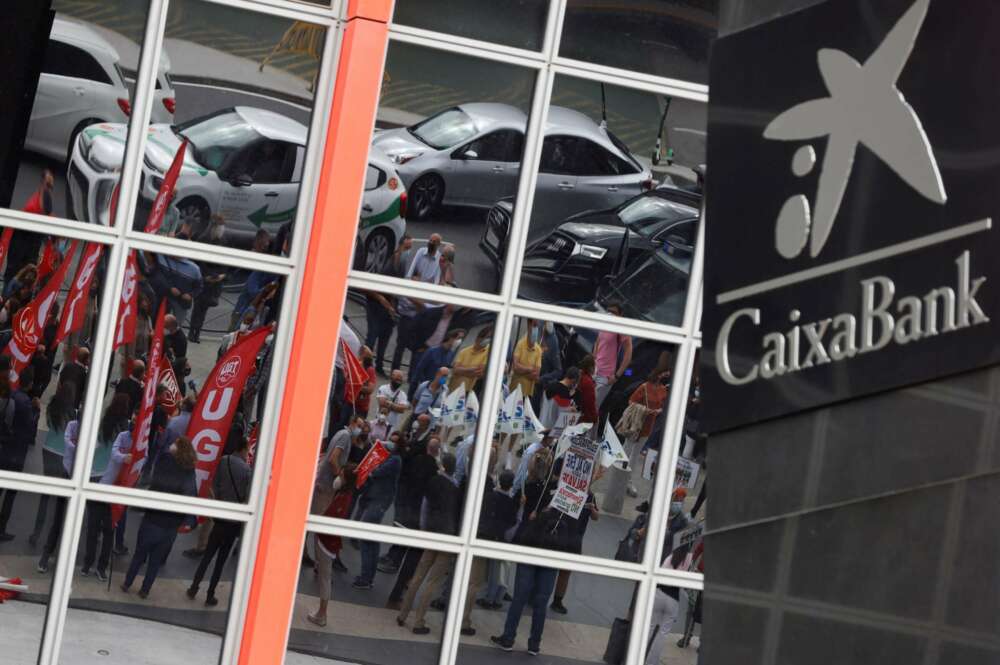 Logotipo de Caixabank en una de las Torres Kio en Madrid. EFE/J.J. Guillén
