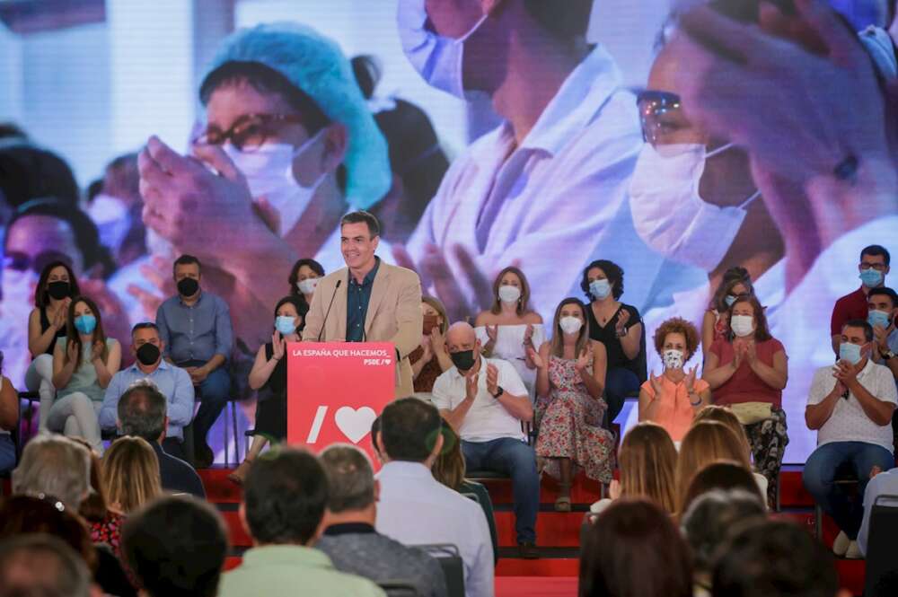 El presidente del Gobierno y secretario general del PSOE, Pedro Sánchez, durante su participación hoy en Sevilla en un acto de su partido junto al candidato socialista a la Junta, precandidato a la Secretaría General del PSOE-A y alcalde de Sevilla, Juan Espadas. EFE/Julio Muñoz