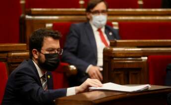 El presidente de la Generalitat, Pere Aragonés, durante el pleno del Parlament en el que se celebra la sesión de control al Govern así como su comparecencia para dar cuenta del "proceso de desjudicialización de la política". EFE/Quique García