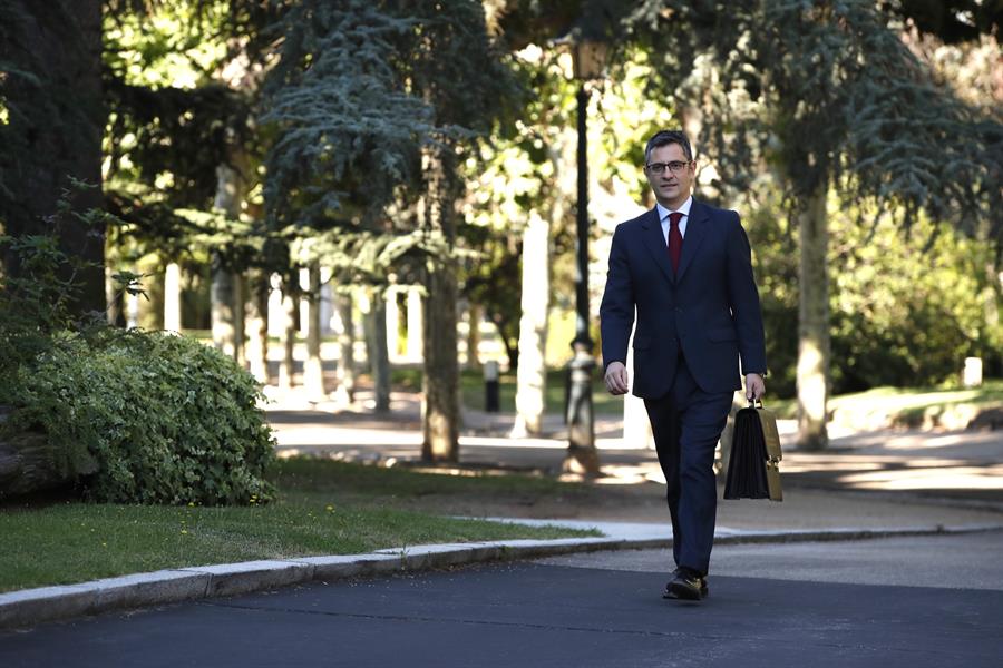 El nuevo ministro de la Presidencia, Relaciones con las Cortes y Memoria Democrática, Félix Bolaños, llega al Palacio de la Moncloa este martes para asistir a la primera reunión del Consejo de Ministros del nuevo gabinete de Pedro Sánchez. EFE/Javier Lizón