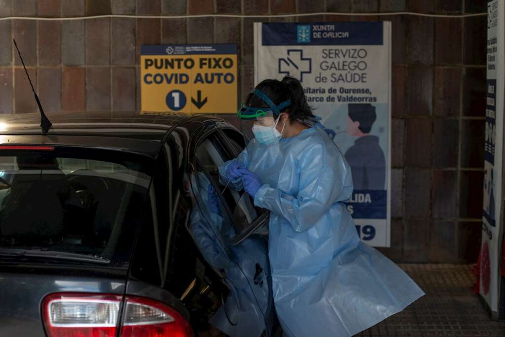 Una trabajadora sanitaria realiza una prueba PCR este martes en el Complejo Hospitalario Universitario de Orense. La variante delta o B.1.617.2, predominante en la India, sigue incrementando su presencia en España y llega al 20 por ciento en algunas comunidades autónomas. EFE/Brais Lorenzo