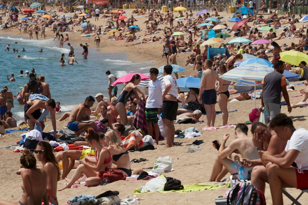 Gran afluencia de publico en la playa de Barceloneta de Barcelona hoy sábado que un total de 161 municipios catalanes. EFE/ Alejandro García