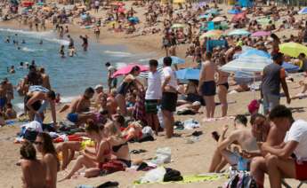 Gran afluencia de publico en la playa de Barceloneta de Barcelona hoy sábado que un total de 161 municipios catalanes. EFE/ Alejandro García