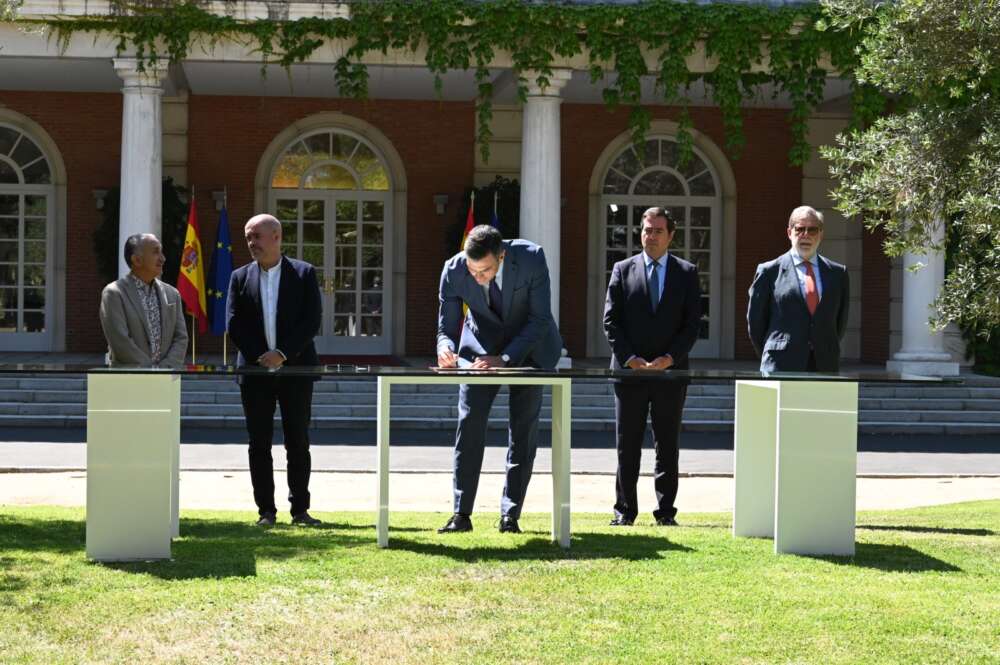 Acto de firma del acuerdo sobre pensiones en el Palacio de la Moncloa. / CEOE.